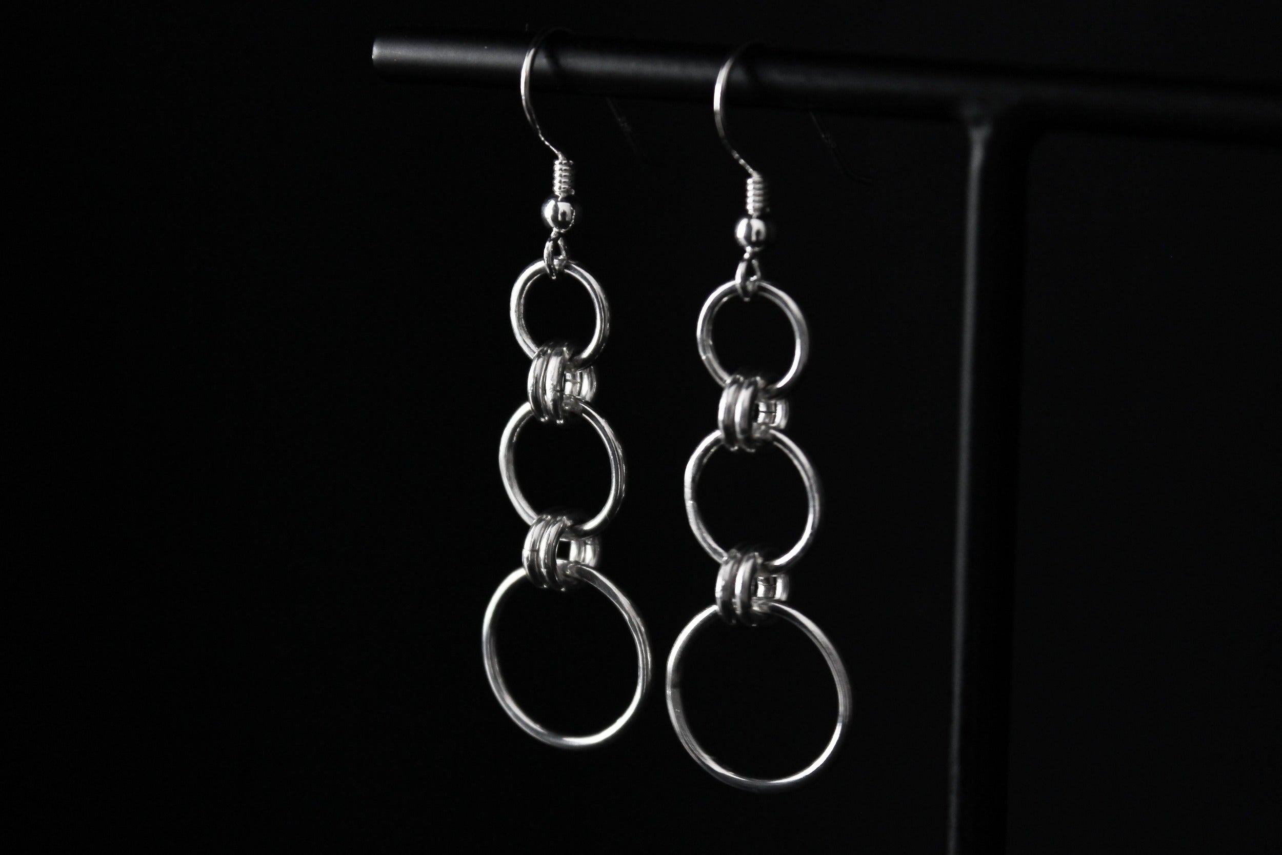 Handcrafted chainmail-inspired dangle silver earrings number 1 - Natt Jewellery