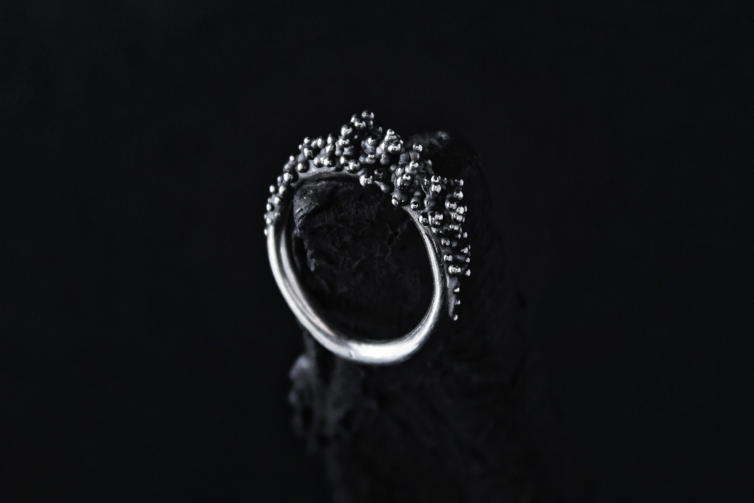 Handcrafted dark silver droplets ring number 8 - Natt Jewellery