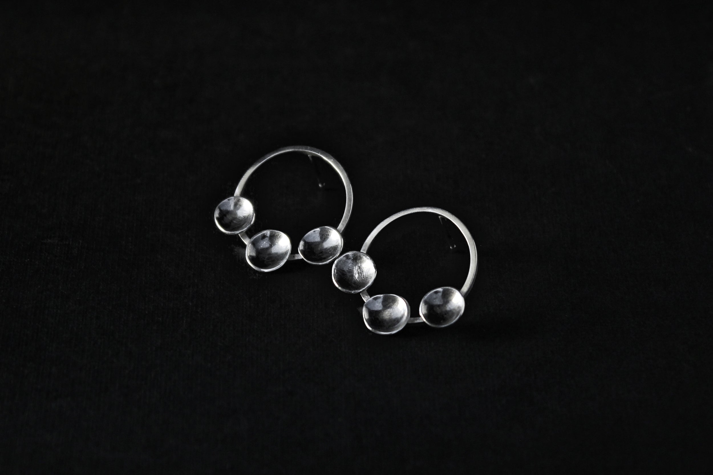 Handcrafted organic shape round earrings - Natt Jewellery