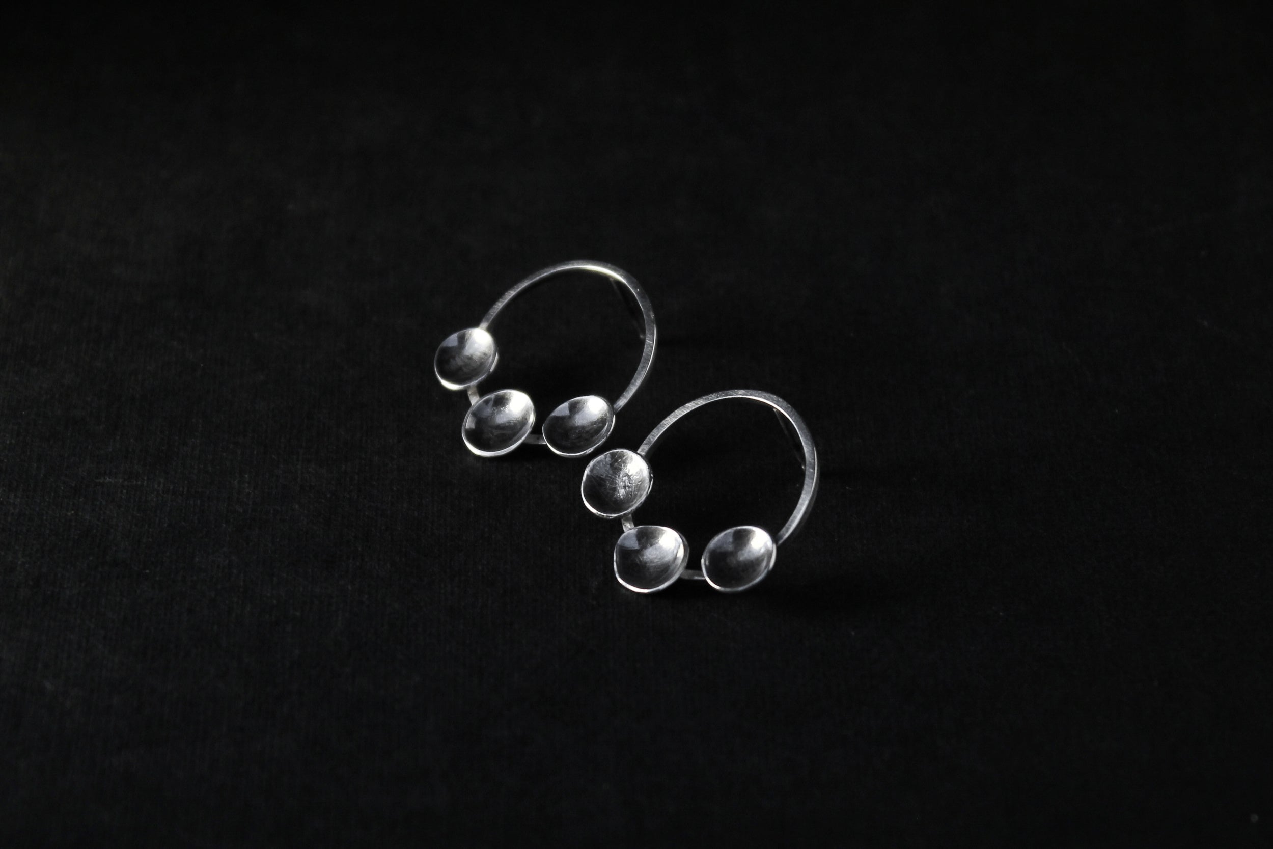 Handcrafted round earrings studs with three discs - Natt Jewellery