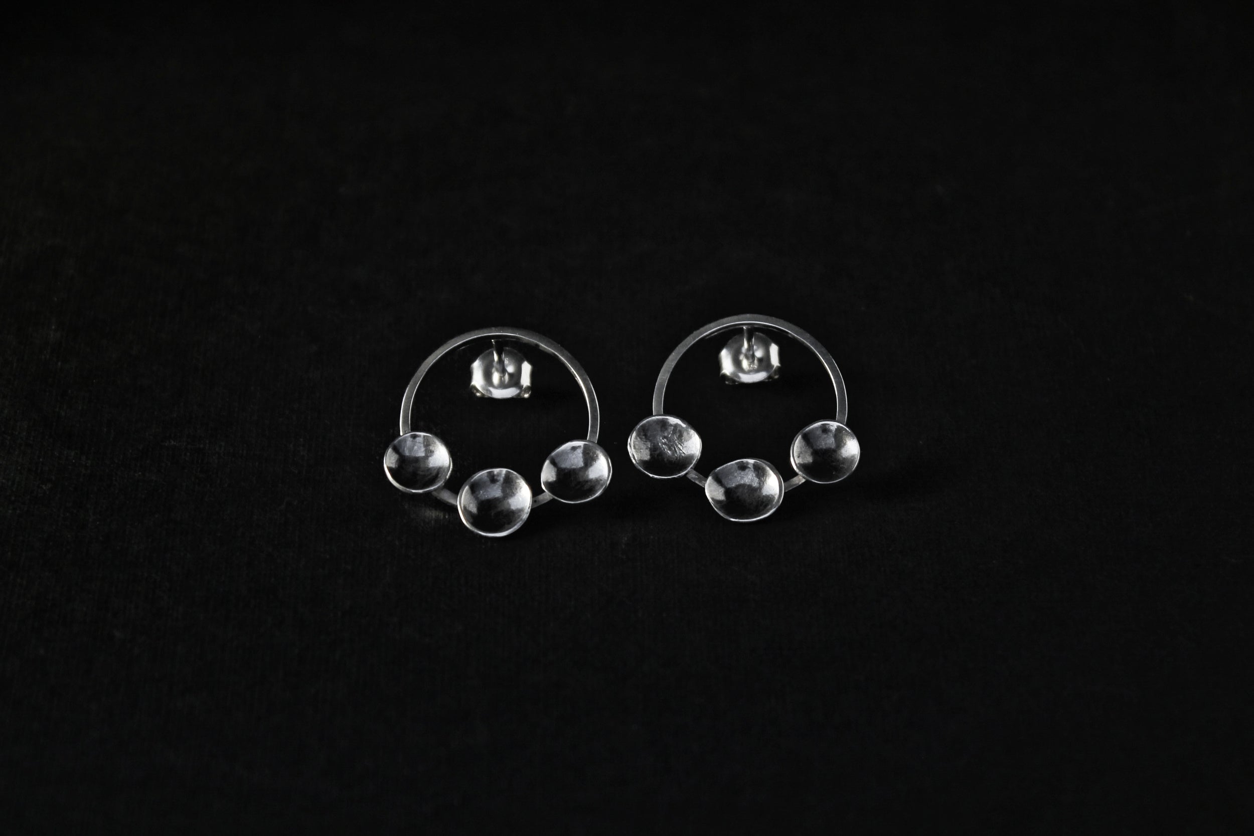 Handcrafted round silver earrings with three discs - Natt Jewellery