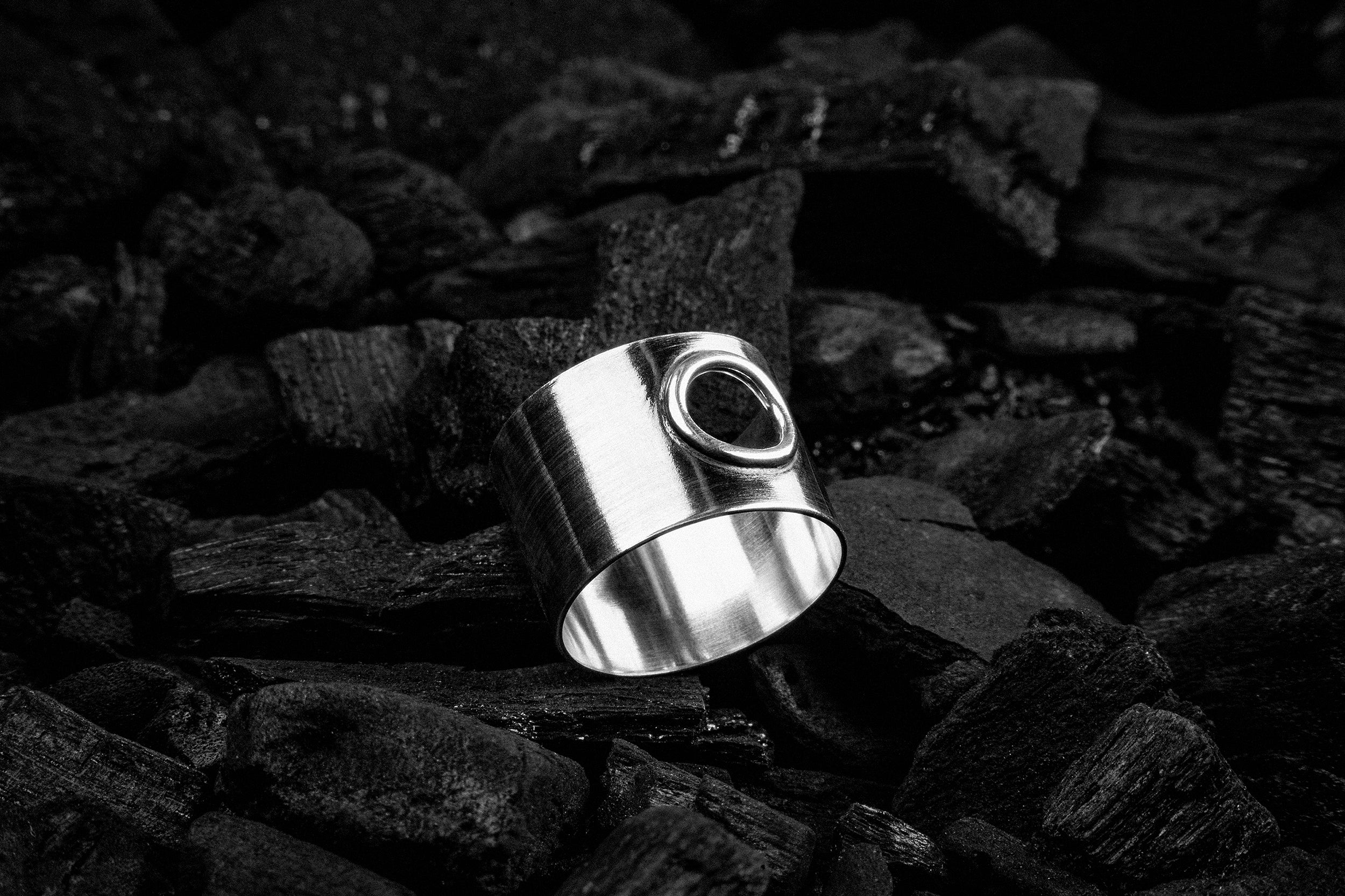 Handcrafted wide solid silver ring with a peephole - Natt Jewellery